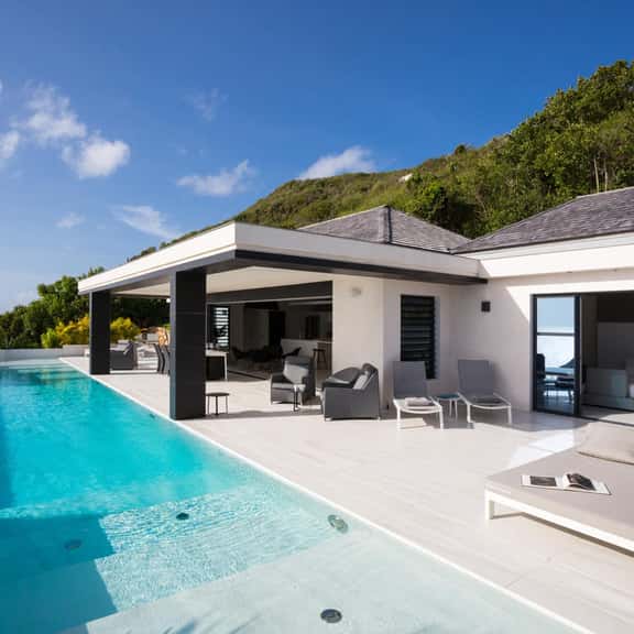 Villa Rose Dog - Image 1